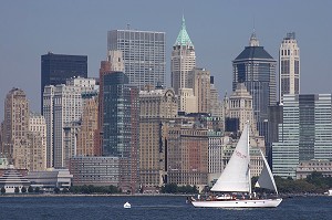 VOILIER CROISANT DANS LE PORT DE NEW YORK AU PIED DES IMMEUBLES DU DOWNTOWN, QUARTIER FINANCIER, FINANCIAL DISTRICT, NEW YORK CITY, ETATS-UNIS D'AMERIQUE, USA 