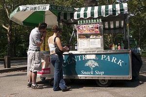 COUPLE ACHETANT BOISSONS ET SANDWICHS DANS UNE GUINGUETTE DE CENTRAL PARK, REPAS RAPIDE, GRIGNOTAGE, MANHATTAN, NEW YORK CITY, ETATS-UNIS D'AMERIQUE, USA 