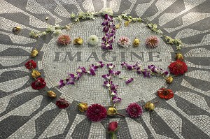 STRAWBERRY FIELDS, LOGO PEACE AND LOVE REALISE A PARTIR DE FLEURS SUR LA PLAQUE COMMEMORATIVE DEDIEE A LA MEMOIRE DE JOHN LENNON, CENTRAL PARK, MANHATTAN, NEW YORK, ETATS-UNIS D'AMERIQUE, USA 