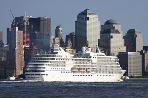 BATEAU DE CROISIERE DE LA COMPAGNIE REGENT SEVEN SEAS CRUISES SORTANT DU PORT DE NEW YORK EN PASSANT DEVANT LE WORLD FINANCIAL CENTER, REGENT SEVENS SEAS MARINER, DOWNTOWN, HUDSON RIVER, MANHATTAN, NEW YORK CITY, ETATS-UNIS D'AMERIQUE, USA 