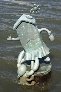 SCULPTURE REPRESENTANT LE MARIAGE DE L'IMMOBILIER ET DE L'ARGENT REALISEE PAR TOM OTTERNESS, MARIAGE OF REAL ESTATE AND MONEY, IMMOBILIER, EAST RIVER, MANHATTAN, NEW YORK CITY, ETATS-UNIS D'AMERIQUE, USA 