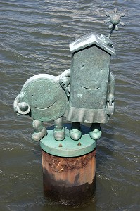 SCULPTURE REPRESENTANT LE MARIAGE DE L'IMMOBILIER ET DE L'ARGENT REALISEE PAR TOM OTTERNESS, MARIAGE OF REAL ESTATE AND MONEY, IMMOBILIER, EAST RIVER, MANHATTAN, NEW YORK CITY, ETATS-UNIS D'AMERIQUE, USA 