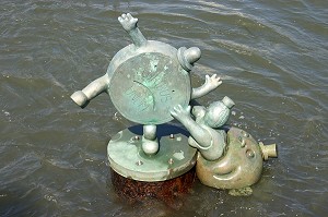 SCULPTURE REPRESENTANT LE MARIAGE DE L'IMMOBILIER ET DE L'ARGENT REALISEE PAR TOM OTTERNESS, MARIAGE OF REAL ESTATE AND MONEY, IMMOBILIER, EAST RIVER, MANHATTAN, NEW YORK CITY, ETATS-UNIS D'AMERIQUE, USA 