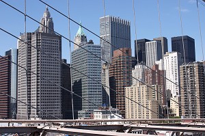 VUE SUR LE DOWNTOWN ET LE QUARTIER FINANCIER A TRAVERS LES CABLES DU PONT DE BROOKLYN, BROOKLYN BRIDGE, FINANCIAL DISTRICT, BANQUES, CAPITALISME, PUISSANCE AMERICAINE, FINANCE, BOURSE, MANHATTAN, NEW YORK CITY, ETATS-UNIS D'AMERIQUE, USA 