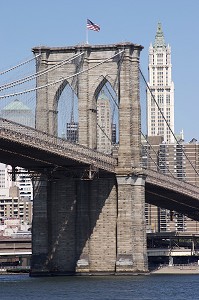 PILE DU PONT DE BROOKLYN AVEC WOOLWORTH BUILDING AU FOND, BROOKLYN BRIDGE, EAST RIVER, MANHATTAN, NEW YORK CITY, ETATS-UNIS D'AMERIQUE, USA 