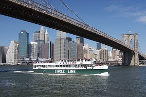 BATEAU DE LA COMPAGNIE CIRCLE LINE PASSANT SOUS LE PONT DE BROOKLYN, BROOKLYN BRIDGE, EAST RIVER, MANHATTAN, NEW YORK CITY, ETATS-UNIS D'AMERIQUE, USA 