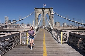 JOGGER FAISANT SON FOOTING SUR LE PONT DE BROOKLYN, BROOKLYN BRIDGE, EAST RIVER, MANHATTAN, NEW YORK CITY, ETATS-UNIS D'AMERIQUE, USA 