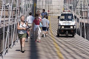 VOITURETTE DE POLICE PATROUILLANT SUR LE PONT DE BROOKLYN, NYPD, SECURITE, PREVENTION, LUTTE CONTRE TERRORISME, PONT DE BROOKLYN, BROOKLYN BRIDGE, JOGGERS, NEW YORK CITY, ETATS-UNIS D'AMERIQUE, USA 