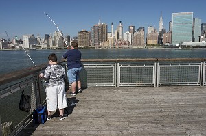 PERE ET SON FILS PECHANT DANS L'EAST RIVER DEPUIS UN PONTON DU QUEENS, PECHE, LOISIRS, NEW YORK, ETATS-UNIS D'AMERIQUE, USA 
