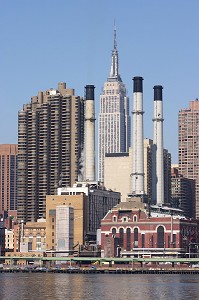 APPARITION DE L'EMPIRE STATE BUILDING ENTRE DES IMMEUBLES ET UNE CENTRALE DE CHAUFFAGE, MANHATTAN, NEW YORK, ETATS-UNIS D'AMERIQUE, USA 