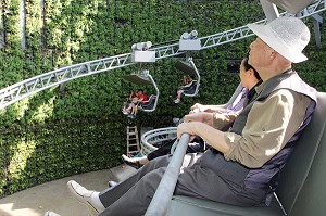 VISITEURS CHINOIS A BORD DU TELEPHERIQUE INSTALLE DANS LE PAVILLON DE LA SUISSE LORS DE L'EXPOSITION UNIVERSELLE DE SHANGHAI DE 2010, SHANGHAI WORLD EXPO, SHANGHAI, REPUBLIQUE POPULAIRE DE CHINE 