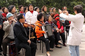 CHORALE EN PLEINE REPETITION DANS LE PARC FUXING, ANCIENNE CONCESSION FRANCAISE, QUARTIER DE PUXI, SHANGHAI, REPUBLIQUE POPULAIRE DE CHINE 