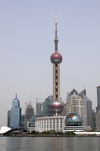 VUE SUR LA TOUR DE L'ORIENTAL PEARL TOWER DEPUIS LA PROMENADE DU BUND, SHANGHAI, REPUBLIQUE POPULAIRE DE CHINE