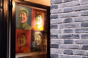 OEUVRE D'ART MODERNE DECLINANT DES PORTRAITS DE MAO DANS UNE GALERIE D'ART DU QUARTIER DE XINTIANDI, SHANGHAI, REPUBLIQUE POPULAIRE DE CHINE 