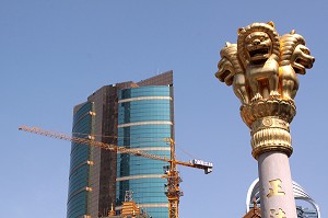 VUE SUR UNE COLONNE DU JING'AN TEMPLE ET UN IMMEUBLE MODERNE EN CONSTRUCTION, QUARTIER DE PUXI, SHANGHAI, REPUBLIQUE POPULAIRE DE CHINE 
