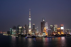 VUE DE NUIT SUR LA TOUR DE L'ORIENTAL PEARL TOWER ET LES BUILDINGS DU QUARTIER DES AFFAIRES DE PUDONG, SHANGHAI, REPUBLIQUE POPULAIRE DE CHINE 