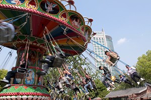 CARROUSEL DANS LE PARC RENMIN, PEOPLE'S SQUARE, QUARTIER DE PUXI, SHANGHAI, REPUBLIQUE POPULAIRE DE CHINE 