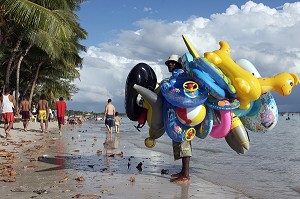 VENDEUR DE BALLONS SUR UNE PLAGE DE PUNTA CANA, PUNTA CANA, REPUBLIQUE DOMINICAINE 