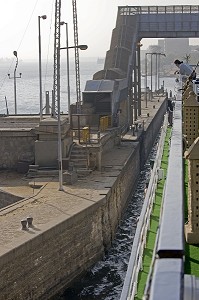 PASSAGE DE L'ECLUSE D'ESNA, EGYPTE, AFRIQUE 