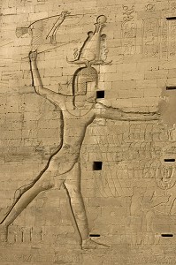 PHARAON PTOLEMEE XII, TEMPLE D'EDFOU, CE TEMPLE EST LE MIEUX CONSERVE DE TOUTE L’EGYPTE ANTIQUE, TEMPLE DEDIE AU DIEU FAUCON HORUS, LE TEMPLE FUT DEGAGE SOUS LA DIRECTION D’AUGUSTE MARIETTE A PARTIR DE 1859, EDFOU, EGYPTE, AFRIQUE 