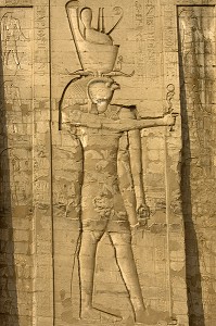 DIEU HORUS LE GRAND, TEMPLE D'EDFOU, CE TEMPLE EST LE MIEUX CONSERVE DE TOUTE L’EGYPTE ANTIQUE, TEMPLE DEDIE AU DIEU FAUCON HORUS, LE TEMPLE FUT DEGAGE SOUS LA DIRECTION D’AUGUSTE MARIETTE A PARTIR DE 1859, EDFOU, EGYPTE, AFRIQUE 