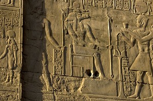 PHARAON DE LA DYNASTIE DES PTOLEMEES ET LE DIEU CROCODILE SOBEK , KOM OMBO, EGYPTE, AFRIQUE 
