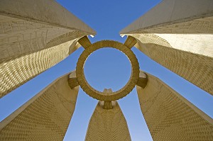 LA TOUR FLEUR DE LOTUS, CETTE TOUR A ETE CONSTRUITE COMME UN MONUMENT D'AMITIE EGYPTO-SOVIETIQUE POUR SOULIGNER LE FAIT QUE L'UNION SOVIETIQUE A CONTRIBUE A LA CONSTRUCTION DU HAUT BARRAGE, ASSOUAN, EGYPTE, AFRIQUE 