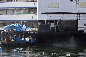 DECHARGEMENT DES DECHETS DES BATEAUX DE CROISIERE, BATEAU POUBELLE SUR LE NIL, ASSOUAN, EGYPTE, AFRIQUE 