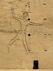 TEMPLE PTOLEMAIQUE DECOUVERT PAR AUGUSTE MARIETTE (FRANCAIS) EN 1860. DEDIE AU CULTE DU DIEU FAUCON HORUS, EDFOU, HAUTE EGYPTE, EGYPTE, AFRIQUE 