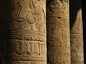 TEMPLE PTOLEMAIQUE DECOUVERT PAR AUGUSTE MARIETTE (FRANCAIS) EN 1860. DEDIE AU CULTE DU DIEU FAUCON HORUS, EDFOU, HAUTE EGYPTE, EGYPTE, AFRIQUE 