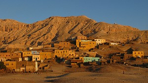 VILLAGE PRES DE LA VALLEE DES ROIS, HAUTE EGYPTE, RIVE GAUCHE DE LOUXOR, EGYPTE, AFRIQUE 
