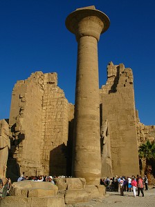 COLONNE DU KIOSQUE DE TAHARKA (25 EME DYNASTIE NUBIENNE), TEMPLE DE KARNAK, DEDIE AU CULTE DU DIEU AMON, DIEU CREATEUR DE THEBE, ENVIRONS DE LOUXOR HAUTE EGYPTE, EGYPTE, AFRIQUE 