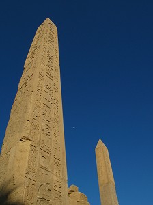 TEMPLE DE KARNAK, DEDIE AU CULTE DU DIEU AMON, DIEU CREATEUR DE THEBES, LES DEUX OBELISQUES LE PETIT (23 METRES) DE TOUTHMOSIS 1 ET LE GRAND DE LA REINE HATCHEPSOUT, ENVIRONS DE LOUXOR, HAUTE EGYPTE, EGYPTE, AFRIQUE 