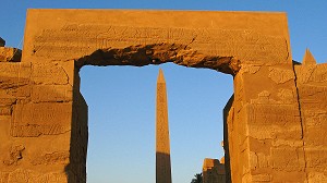 TEMPLE DE KARNAK, DEDIE AU CULTE DU DIEU AMON, DIEU CREATEUR DE THEBES, LES DEUX OBELISQUES LE PETIT (23 METRES) DE TOUTHMOSIS 1 ET LE GRAND DE LA REINE HATCHEPSOUT, ENVIRONS DE LOUXOR, HAUTE EGYPTE, EGYPTE, AFRIQUE 