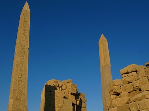 TEMPLE DE KARNAK, DEDIE AU CULTE DU DIEU AMON, DIEU CREATEUR DE THEBES, LES DEUX OBELISQUES LE PETIT (23 METRES) DE TOUTHMOSIS 1 ET LE GRAND DE LA REINE HATCHEPSOUT, ENVIRONS DE LOUXOR, HAUTE EGYPTE, EGYPTE, AFRIQUE 