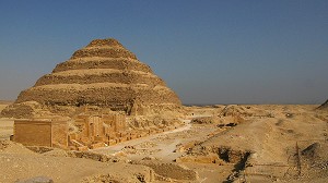 SAQQARAH, PYRAMIDE A DEGRES DU ROI DJESER 2700 AV JC, TRAVAIL DE L'ARCHITECTE IMHOTEP. PRES DU CAIRE, EGYPTE, AFRIQUE 