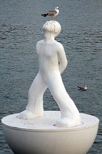SCULPTURE DANS LE PORT DU NOUVEAU QUARTIER 'LA REMBLA DEL MAR' PROLONGEMENT DE LAS REMBLAS AU PIED DE LA MARINA SUR LE PORT DE BARCELONA 