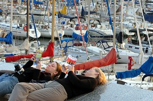 JEUNE FEMMES ALLONGEES AU BORD DE LA MARINA DANS LE NOUVEAU QUARTIER 'LA REMBLA DEL MAR' PROLONGEMENT DE LAS REMBLAS AU PIED DE LA MARINA SUR LE PORT DE BARCELONA 