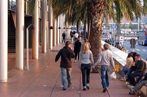 BALADE DANS LE NOUVEAU QUARTIER 'LA REMBLA DEL MAR' PROLONGEMENT DE LAS REMBLAS AU PIED DE LA MARINA SUR LE PORT DE BARCELONA 