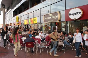CENTRE COMMERCIAL 'MAREMAGNUM' AU COEUR DU NOUVEAU QUARTIER 'LA REMBLA DEL MAR' PROLONGEMENT DE LAS REMBLAS AU PIED DE LA MARINA SUR LE PORT DE BARCELONA 