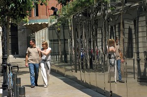 TOURISTE DEVANT LA FACADE EN MIROIR DU PALAIS DE LA MUSIQUE (PALAU DE LA MUSICA CATALANA), QUARTIER LA RIBERA, BARCELONA 