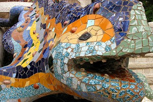 DETAIL DE LA FONTAINE AU LEZARD DU PARC GUELL, REALISATION DE L'ARCHITECTE CATALAN ANTONI GAUDI A BARCELONE CLASSEE SUR LA LISTE DU PATRIMOINE MONDIAL DE L'UNESCO. 