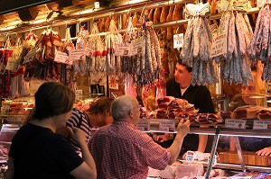 ETAL DE SAUCISSONS, JAMBON FUME ET AUTRES CHARCUTERIES AU MARCHE 'LA BOQUERIA', TEMPLE CULINAIRE DEVENU UN DES PLUS GRAND MARCHE D'EUROPE, QUARTIER 'EL RAVAL', BARCELONA 