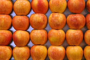 ETAL DE POMMES AU MARCHE 'LA BOQUERIA', TEMPLE CULINAIRE DEVENU UN DES PLUS GRAND MARCHE D'EUROPE, QUARTIER 'EL RAVAL', BARCELONA 