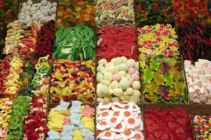 ETAL DE CONFISERIES (BONBONS) AU MARCHE 'LA BOQUERIA', TEMPLE CULINAIRE DEVENU UN DES PLUS GRAND MARCHE D'EUROPE, QUARTIER 'EL RAVAL', BARCELONA 