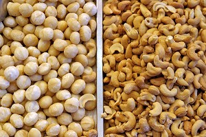 ETAL DE FRUITS SECHES (NOIX DE CAJOU) AU MARCHE 'LA BOQUERIA', TEMPLE CULINAIRE DEVENU UN DES PLUS GRAND MARCHE D'EUROPE, QUARTIER 'EL RAVAL', BARCELONA 