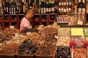 ETAL DE CHAMPIGNONS SECHES ET EPICERIE FINES AU MARCHE 'LA BOQUERIA', TEMPLE CULINAIRE DEVENU UN DES PLUS GRAND MARCHE D'EUROPE, QUARTIER 'EL RAVAL', BARCELONA 