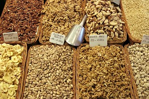 ETAL DE FRUITS SECHES AU MARCHE 'LA BOQUERIA', TEMPLE CULINAIRE DEVENU UN DES PLUS GRAND MARCHE D'EUROPE, QUARTIER 'EL RAVAL', BARCELONA 