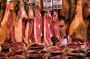 ETAL DE JAMBONS FUMES ET AUTRES CHARCUTERIES AU MARCHE 'LA BOQUERIA', TEMPLE CULINAIRE DEVENU UN DES PLUS GRAND MARCHE D'EUROPE, QUARTIER 'EL RAVAL', BARCELONA 