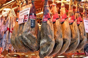 ETAL DE JAMBONS FUMES ET AUTRES CHARCUTERIES AU MARCHE 'LA BOQUERIA', TEMPLE CULINAIRE DEVENU UN DES PLUS GRAND MARCHE D'EUROPE, QUARTIER 'EL RAVAL', BARCELONA 